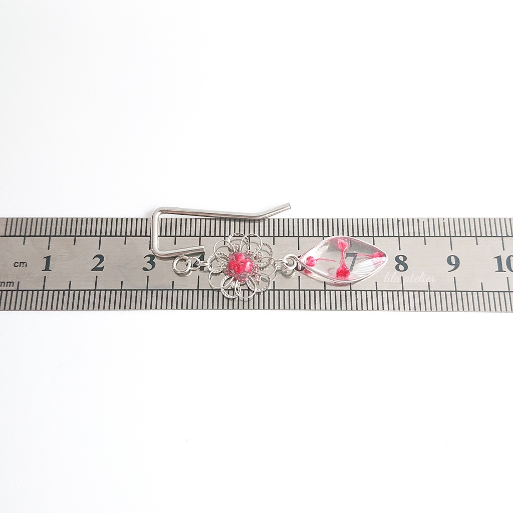 かすみ銀花と葉【紅】ポニーフック(金属アレルギー対応)