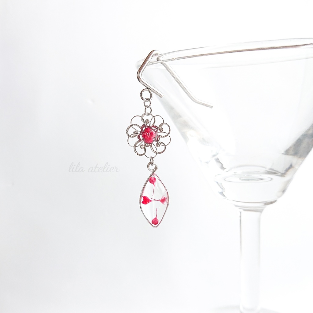 かすみ銀花と葉【紅】ポニーフック(金属アレルギー対応)