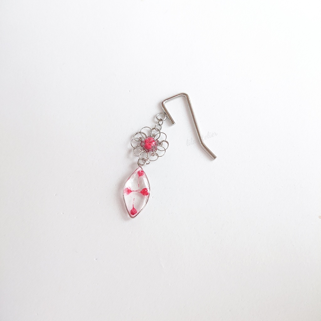 かすみ銀花と葉【紅】ポニーフック(金属アレルギー対応)