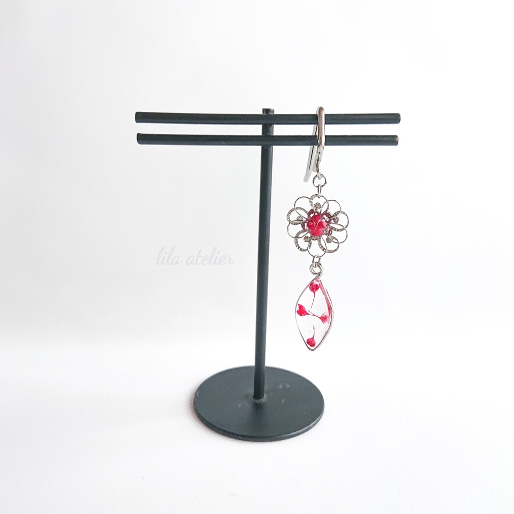 かすみ銀花と葉【紅】ポニーフック(金属アレルギー対応)