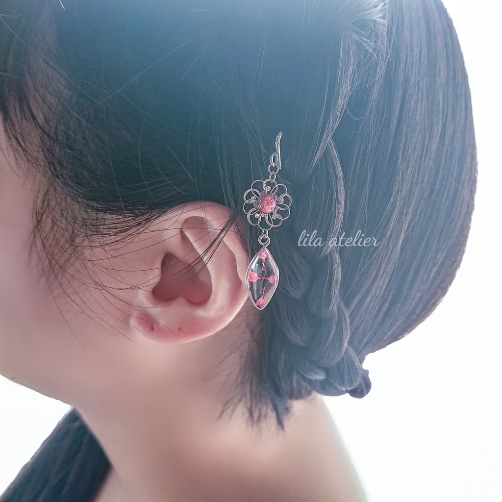 かすみ銀花と葉【紅】ポニーフック(金属アレルギー対応)