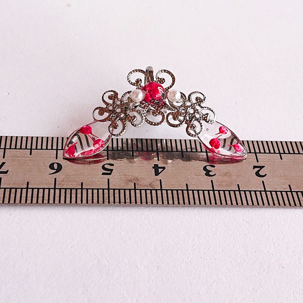 《片耳用》かすみ水中花と葉【紅】イヤークリップ(金属アレルギー対応)