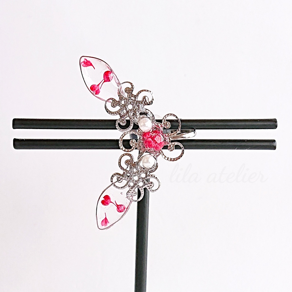 《片耳用》かすみ水中花と葉【紅】イヤークリップ(金属アレルギー対応)