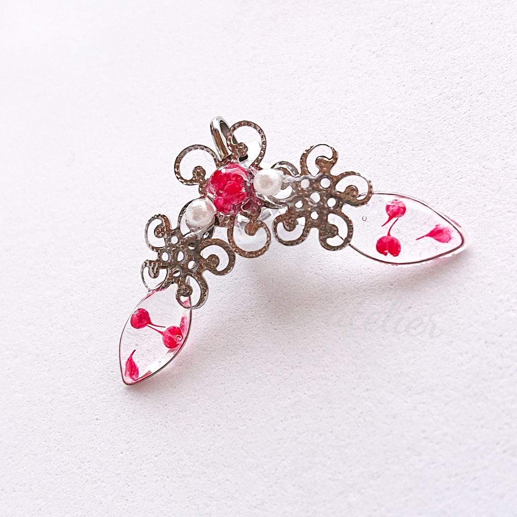 《片耳用》かすみ水中花と葉【紅】イヤークリップ(金属アレルギー対応)