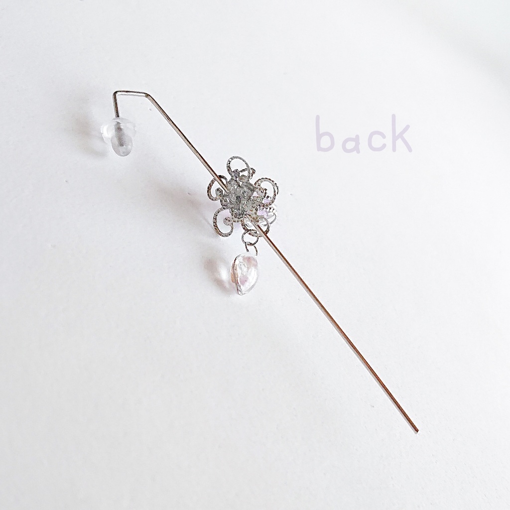 《片耳用》かすみ葉と硝子花【紫】イヤーラップクローラーフックピアス(金属アレルギー対応)