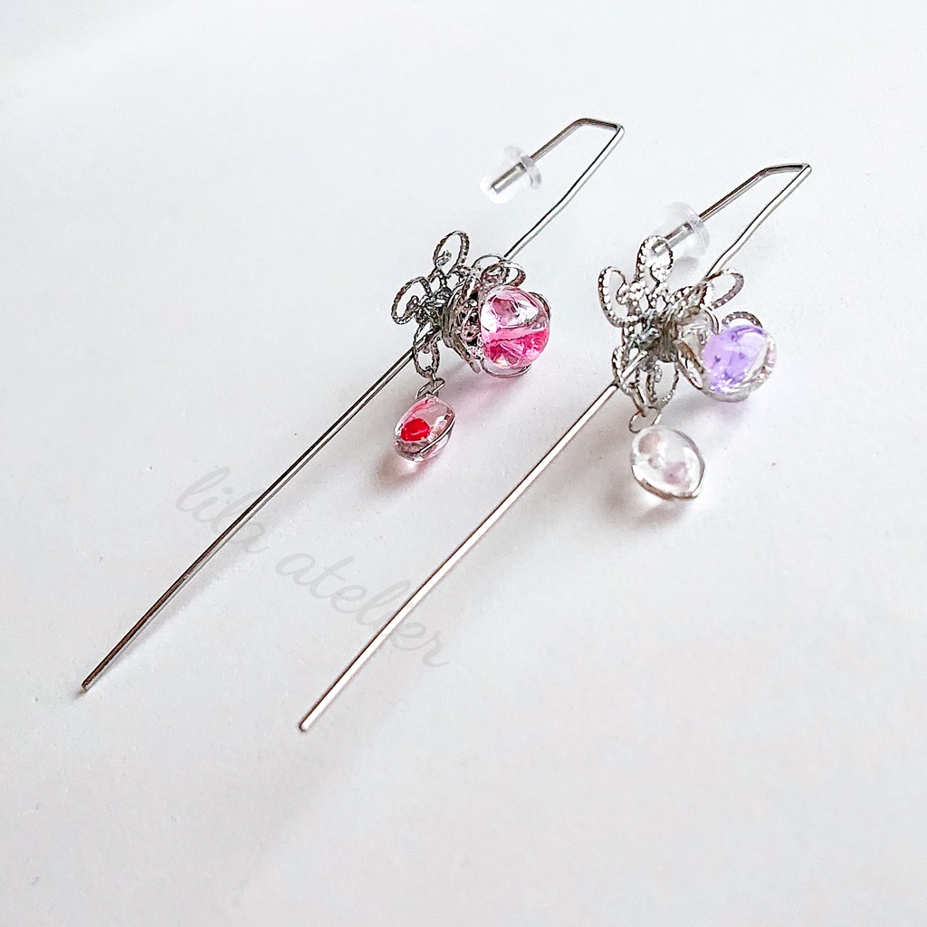 《片耳用》かすみ葉と硝子花【紫】イヤーラップクローラーフックピアス(金属アレルギー対応)