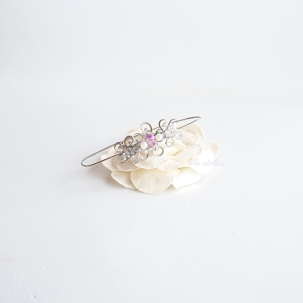 《片耳用》かすみ水中花と花細工【紫】カバーカフ(金属アレルギー対応)