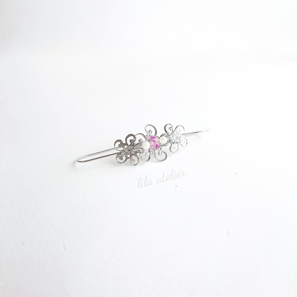 《片耳用》かすみ水中花と花細工【紫】カバーカフ(金属アレルギー対応)