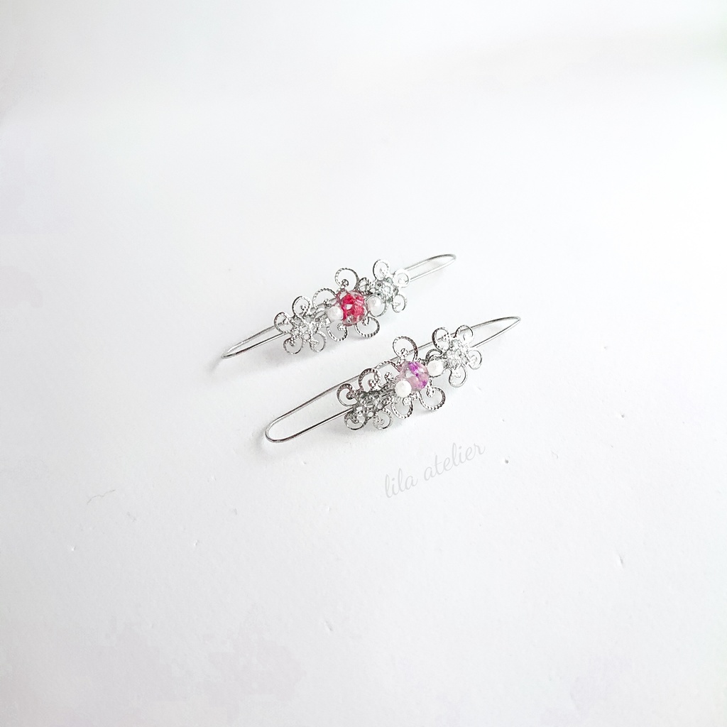 《片耳用》かすみ水中花と花細工【紅】カバーカフ(金属アレルギー対応)