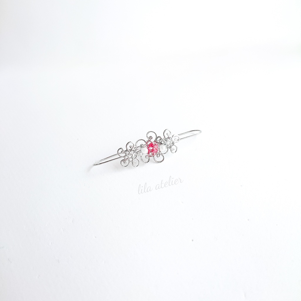 《片耳用》かすみ水中花と花細工【紅】カバーカフ(金属アレルギー対応)