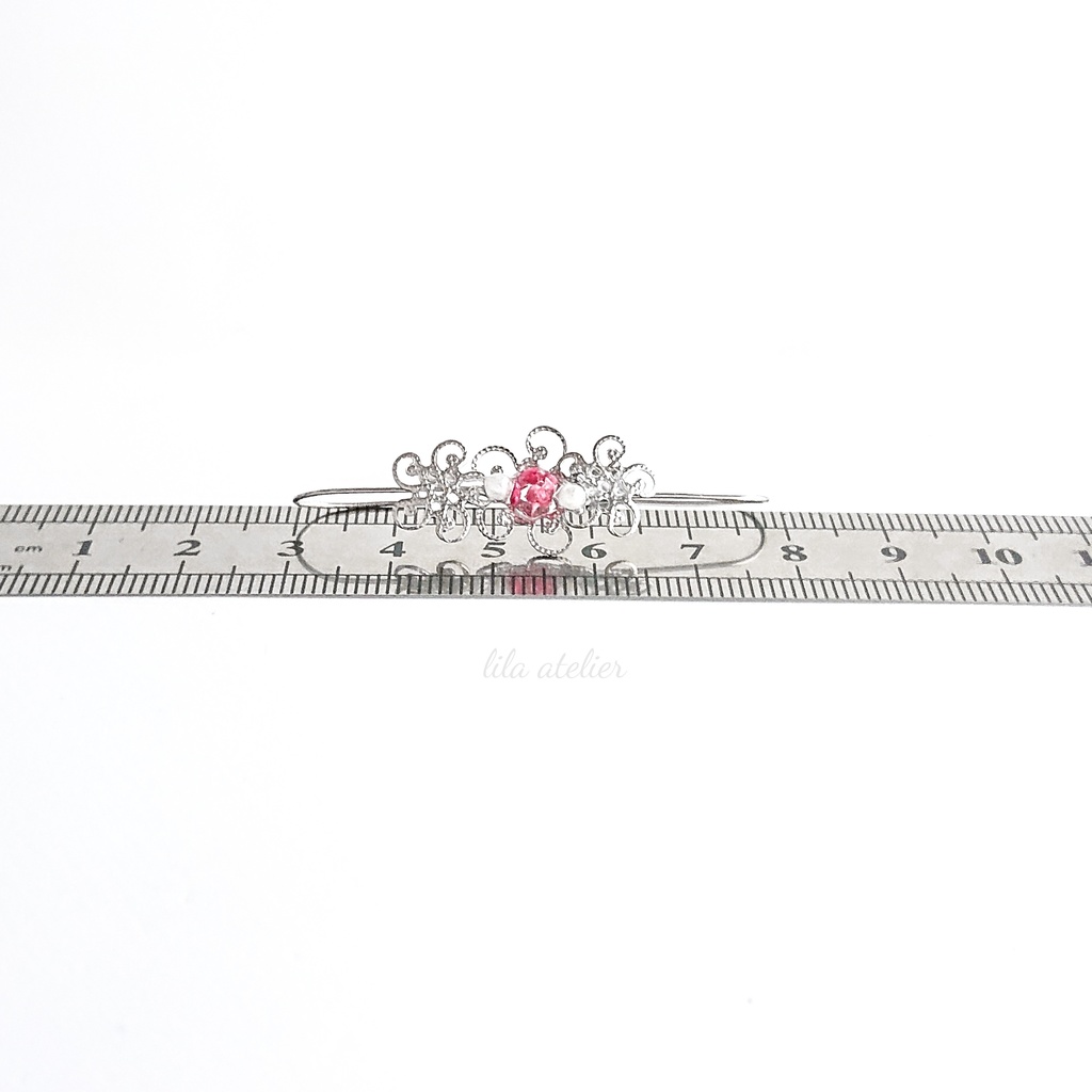 《片耳用》かすみ水中花と花細工【紅】カバーカフ(金属アレルギー対応)