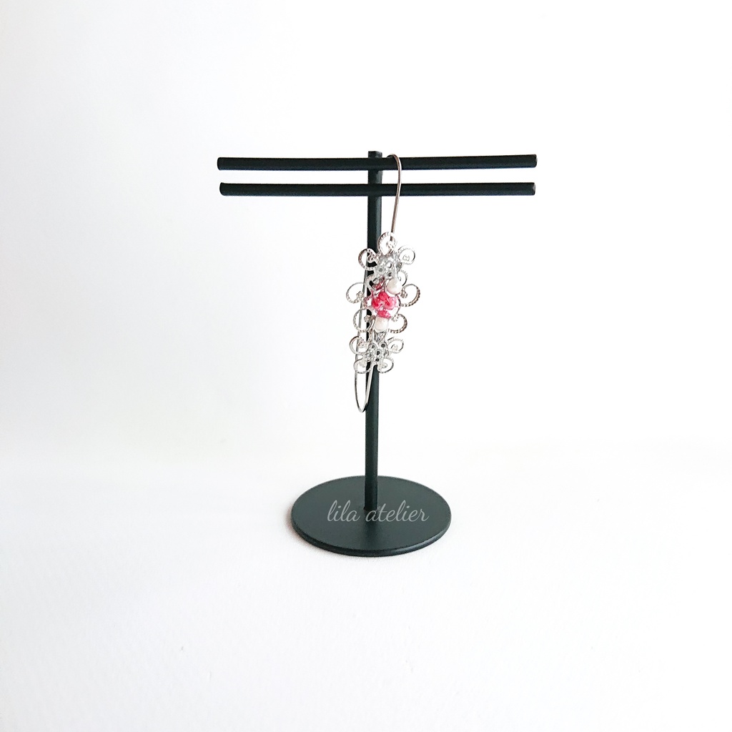 《片耳用》かすみ水中花と花細工【紅】カバーカフ(金属アレルギー対応)