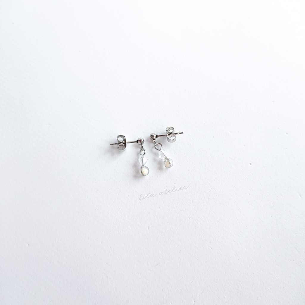 かすみ粒【白】雪玉ピアス/イヤリング(金属アレルギー対応)