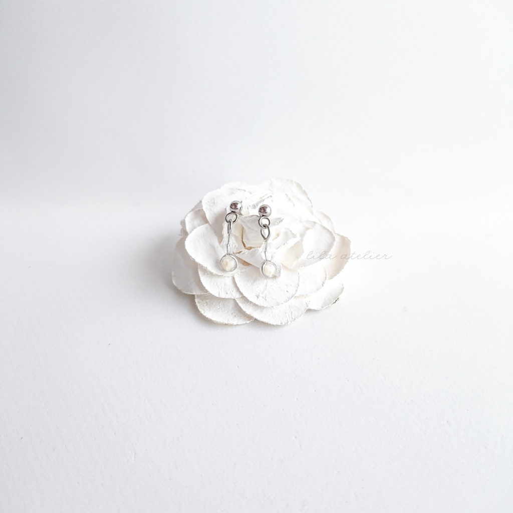 かすみ粒【白】雪玉ピアス／イヤリング（金属アレルギー対応）