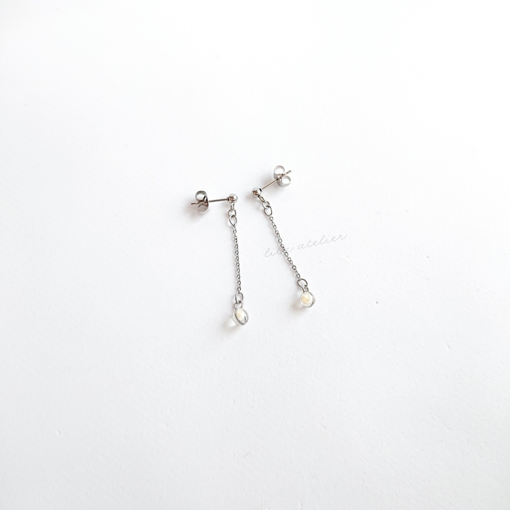 かすみ粒【白】ロングチェーンピアス/イヤリング(金属アレルギー対応)