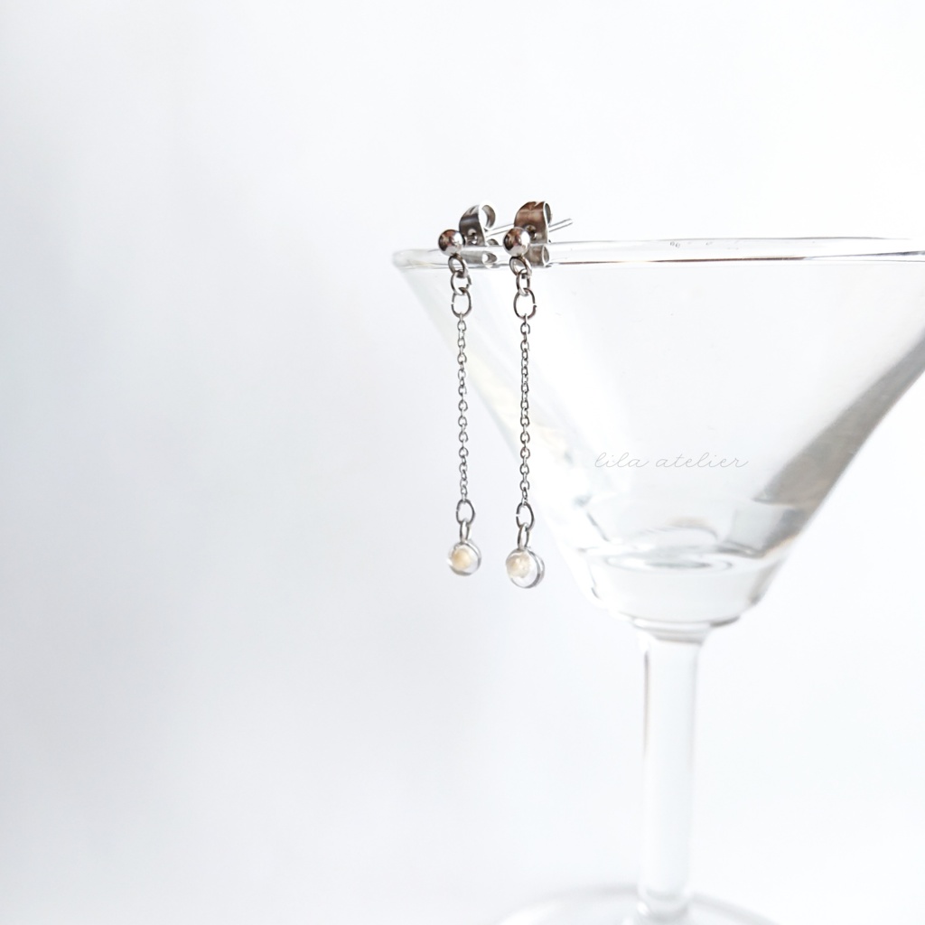 かすみ粒【白】ロングチェーンピアス/イヤリング(金属アレルギー対応)