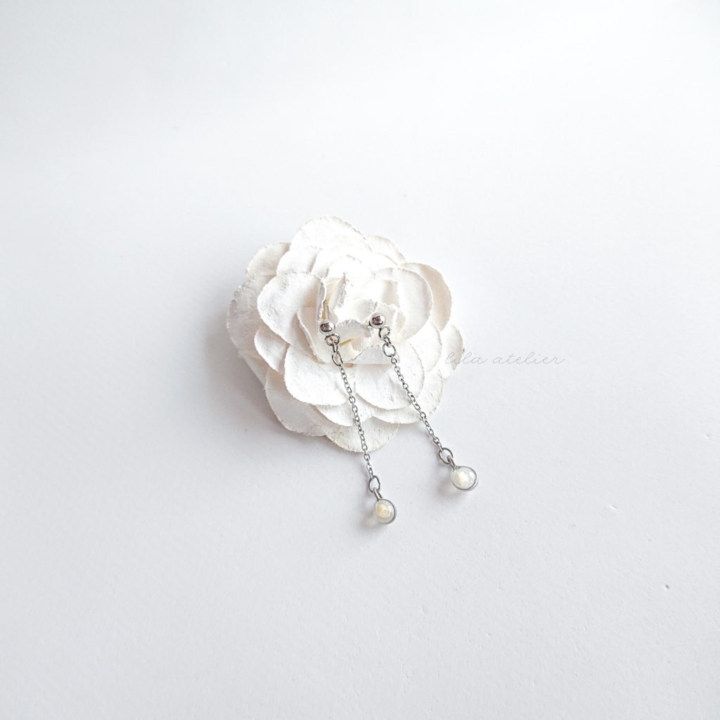 かすみ粒【白】ロングチェーンピアス/イヤリング(金属アレルギー対応)