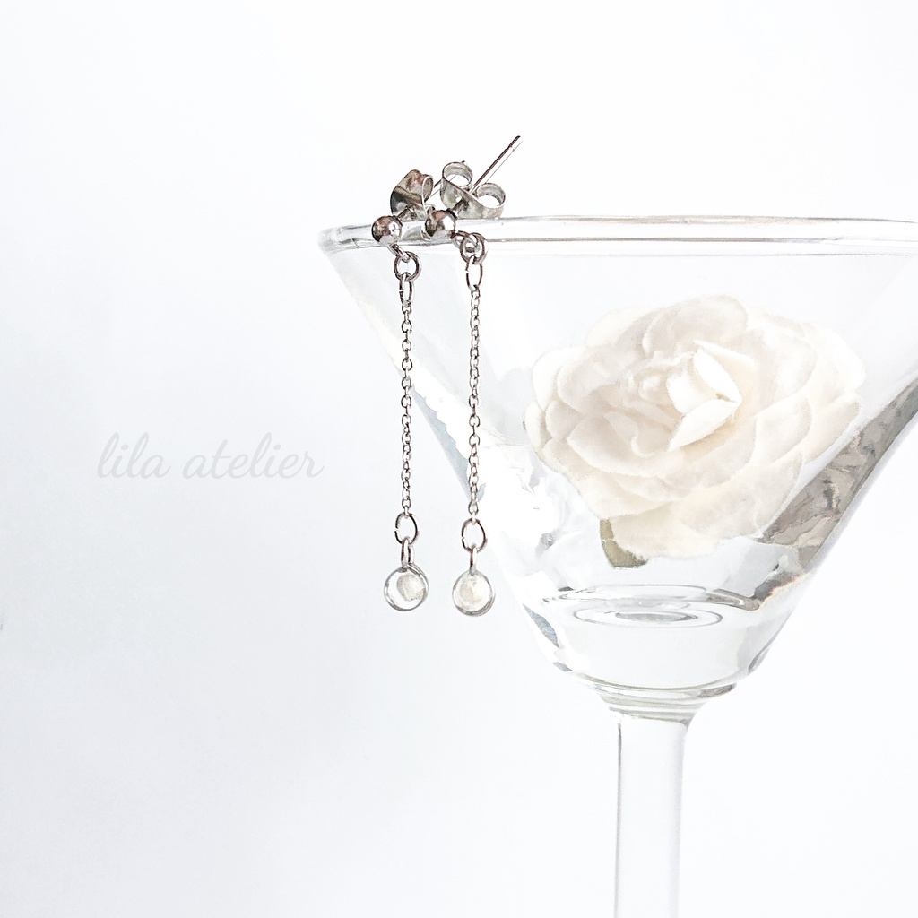 かすみ粒【白】ロングチェーンピアス／イヤリング(金属アレルギー対応）