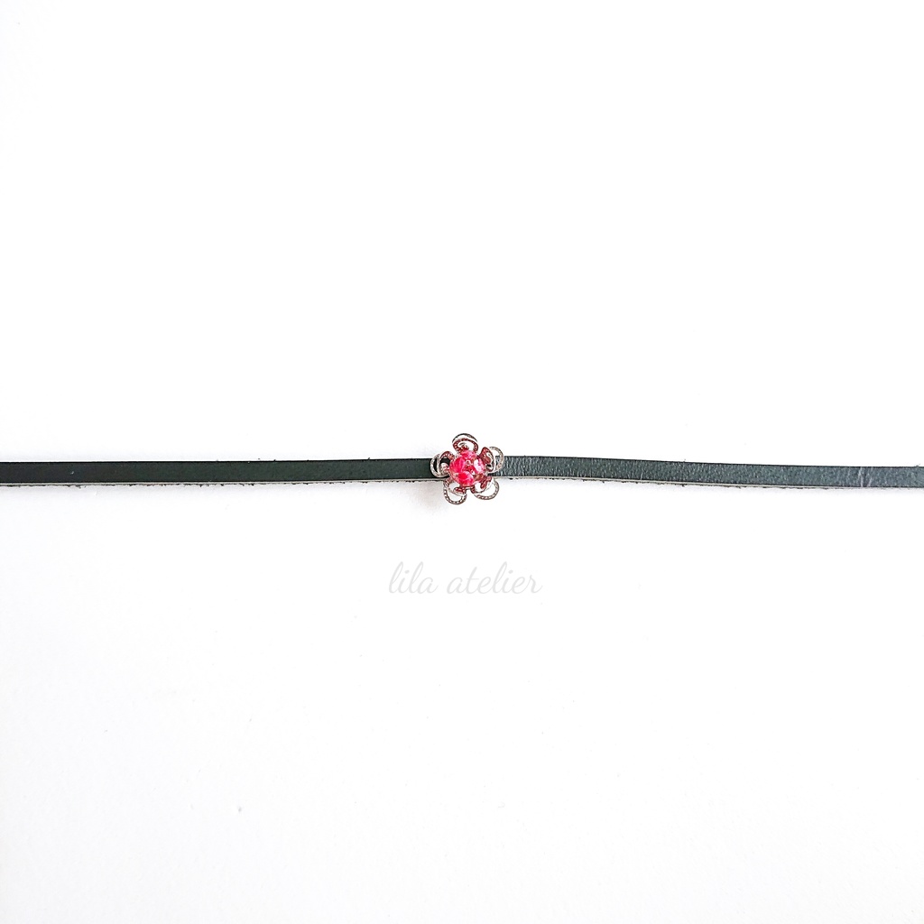 かすみ小花【紅】革チョーカー(金属アレルギー対応)