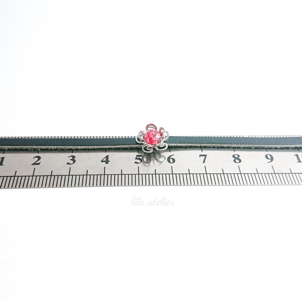 かすみ小花【紅】革チョーカー(金属アレルギー対応)