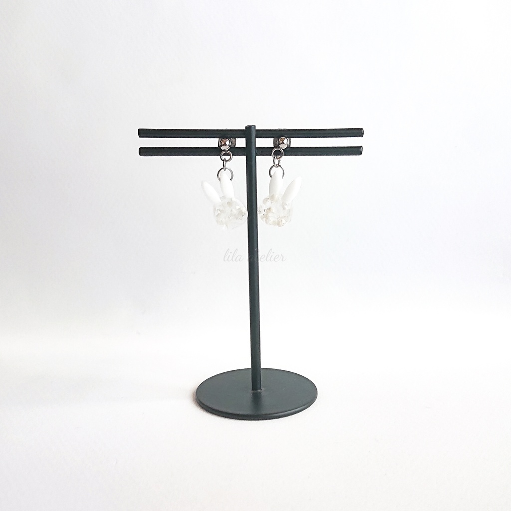 彩りかすみウサギ【白】ピアス/イヤリング(金属アレルギー対応)