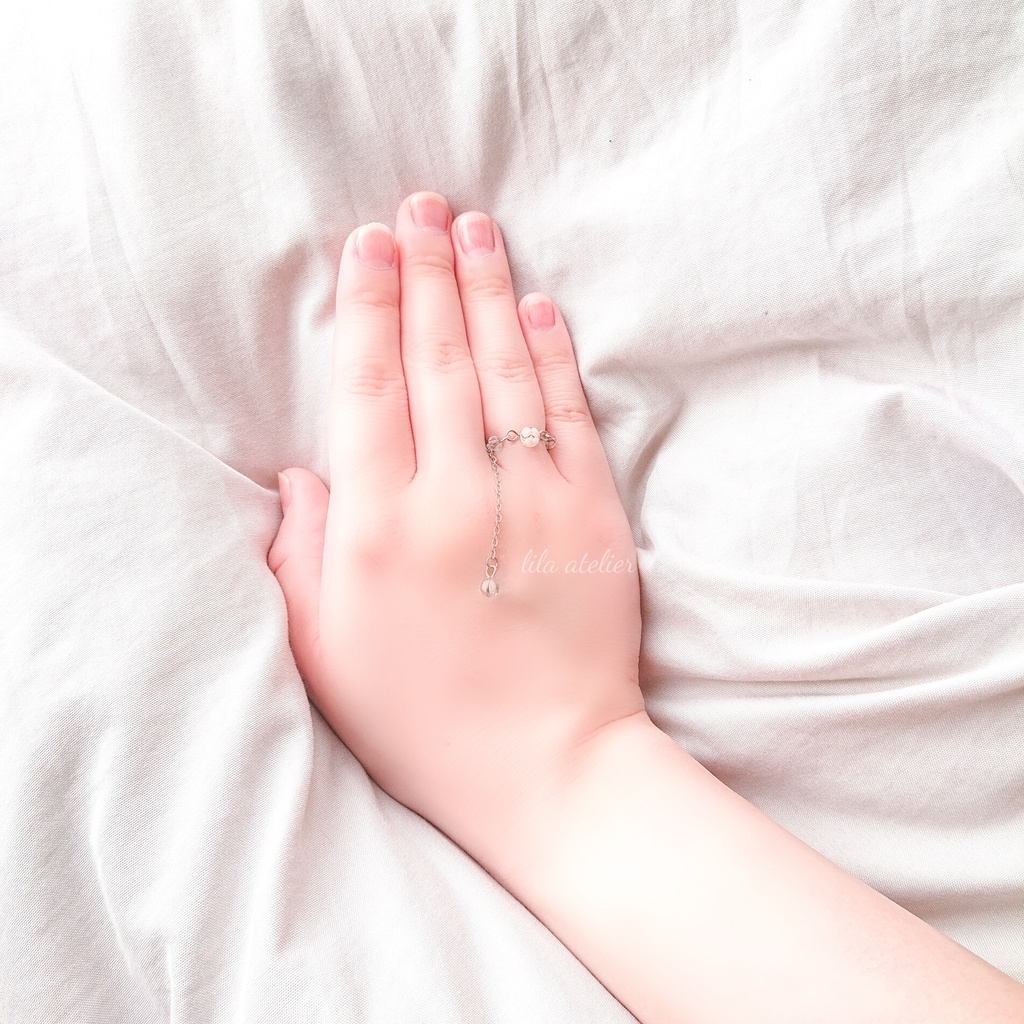 かすみ水中花と粒【白】チェーンリング(金属アレルギー対応)