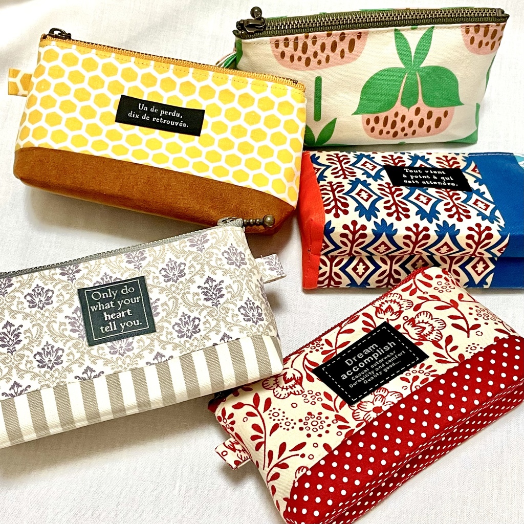 小さな鞄にも入れやすい、小さめポーチ