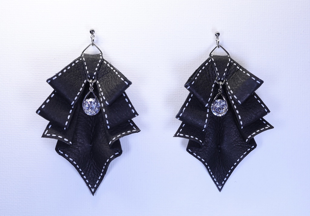 レザーピアス（１０Hイメージモデル）