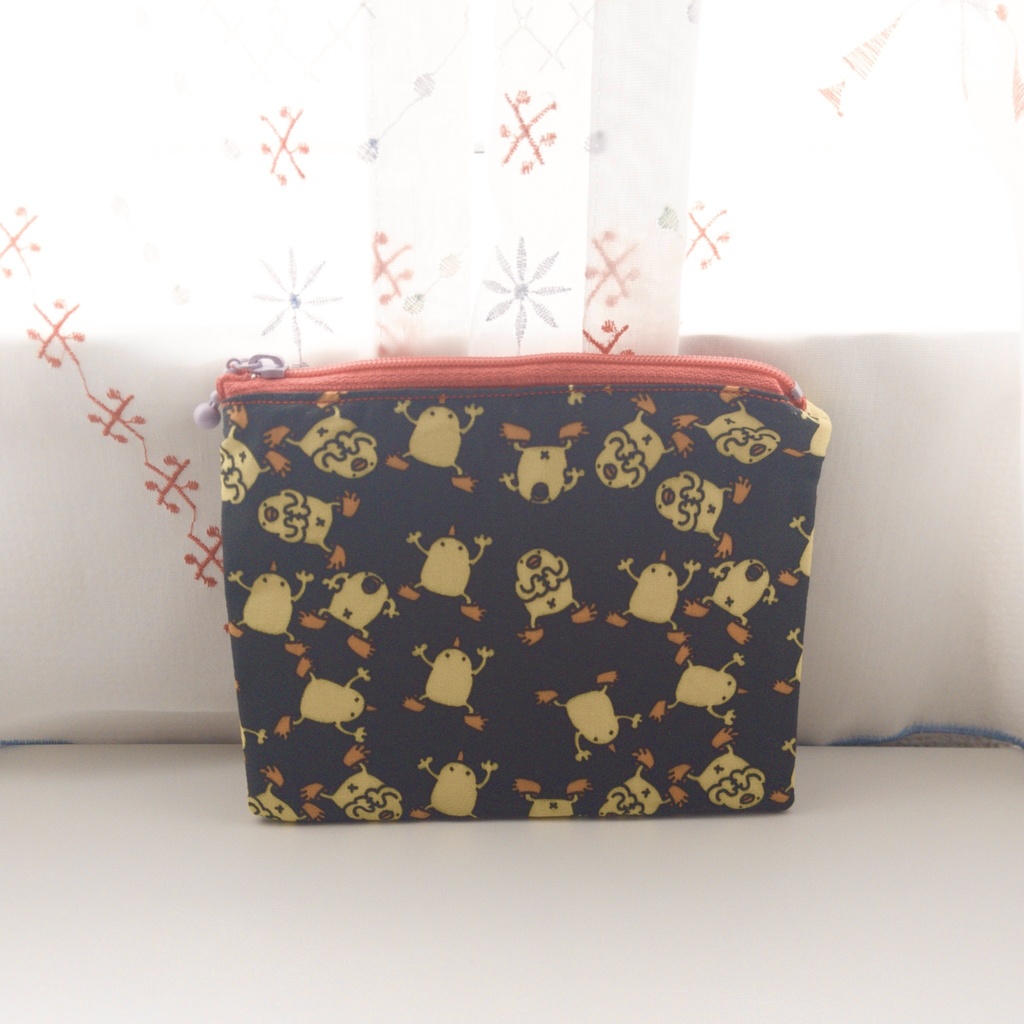 黒い背景にぴよの色が輝く平らなポーチ