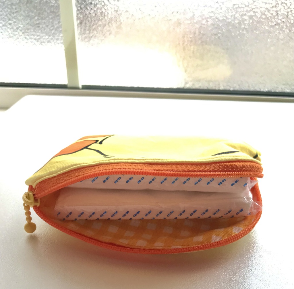 ひよこ人間ぴよの全身ペッタンポーチ