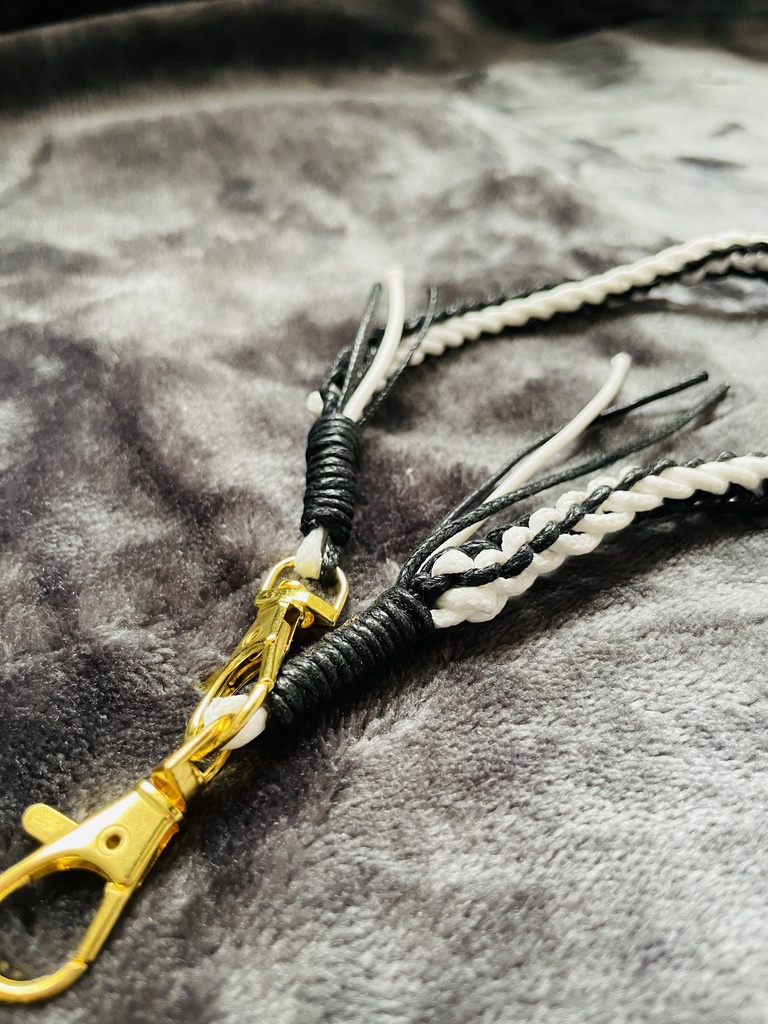 しゅりぺハンドメイド　白と黒のシンプルホルダー　チャーム　キーホルダー