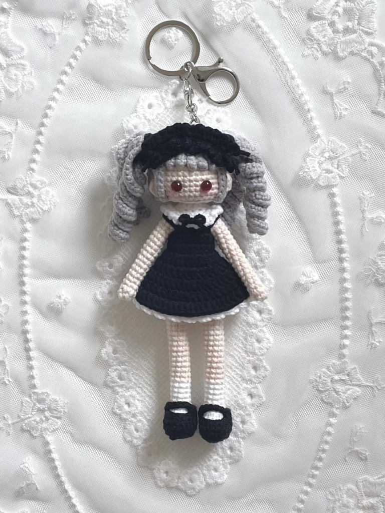 シルバー髪の女の子（黒）キーホルダー　あみぐるみ