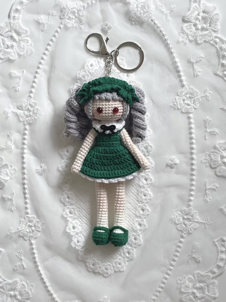 シルバー髪の女の子（緑）キーホルダー　あみぐるみ