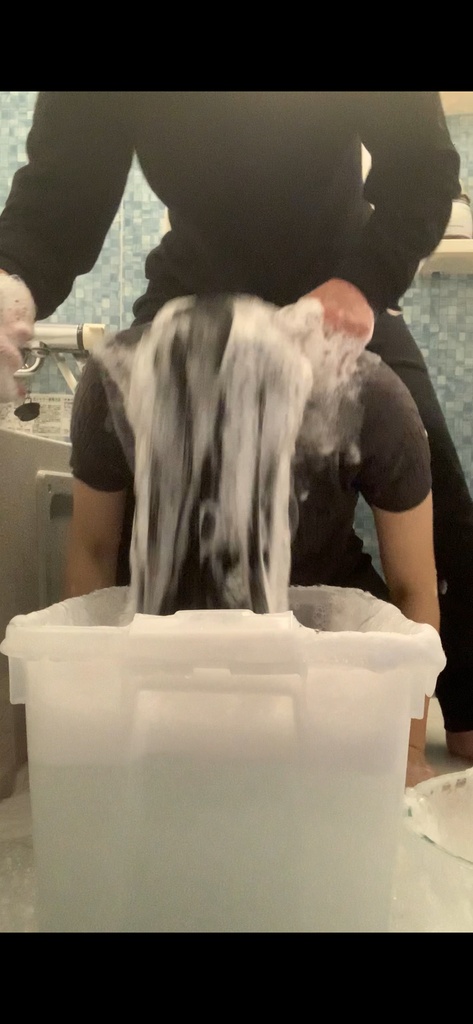 3.4本分のシャンプーを頭からかけて水責めシャンプーしてみた（シャンプー&水責めアングル）15:38