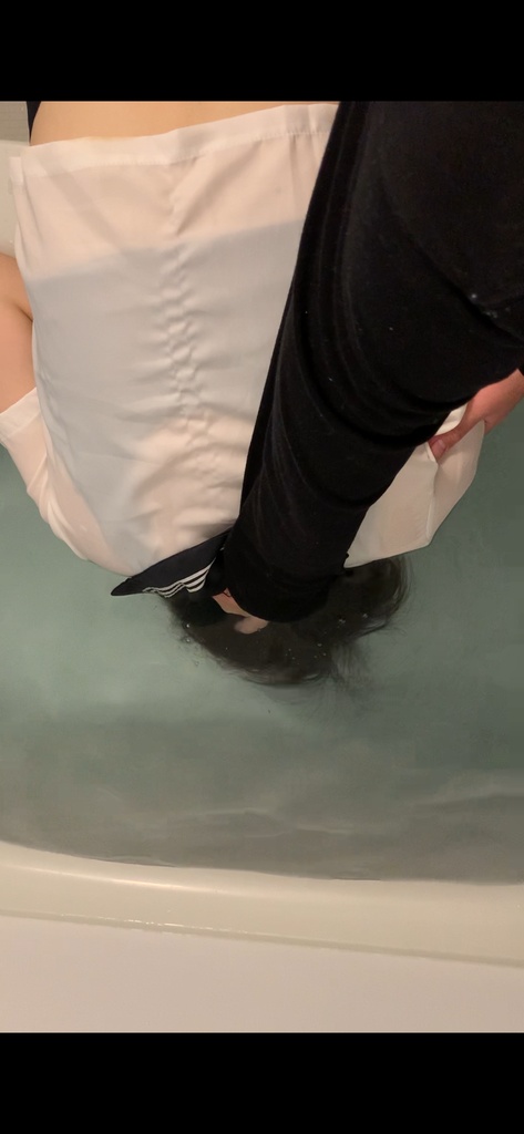 お風呂の浴槽で水責めしてみた（上アングル）3:34