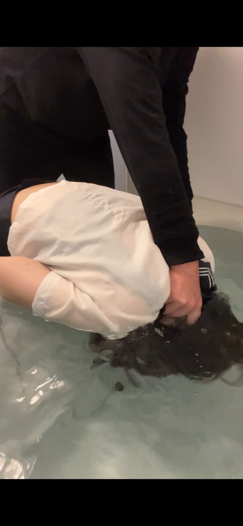 お風呂の浴槽で水責めしてみた（斜め前➕上アングル）7:10