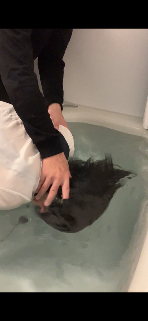 浴槽で髪をユラユラ&潜りながら櫛で髪を解いてみた（斜め前アングル）4:42