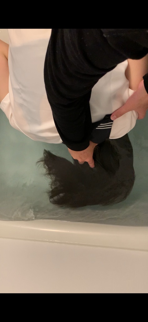 浴槽で髪をユラユラ&潜りながら櫛で髪を解いてみた（斜め前➕上アングル）9:22