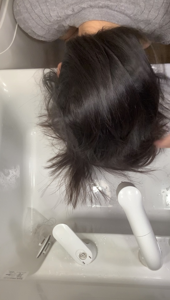 サラサラ髪をほどいて洗面台でシャンプーしてみた（上アングル）7:55