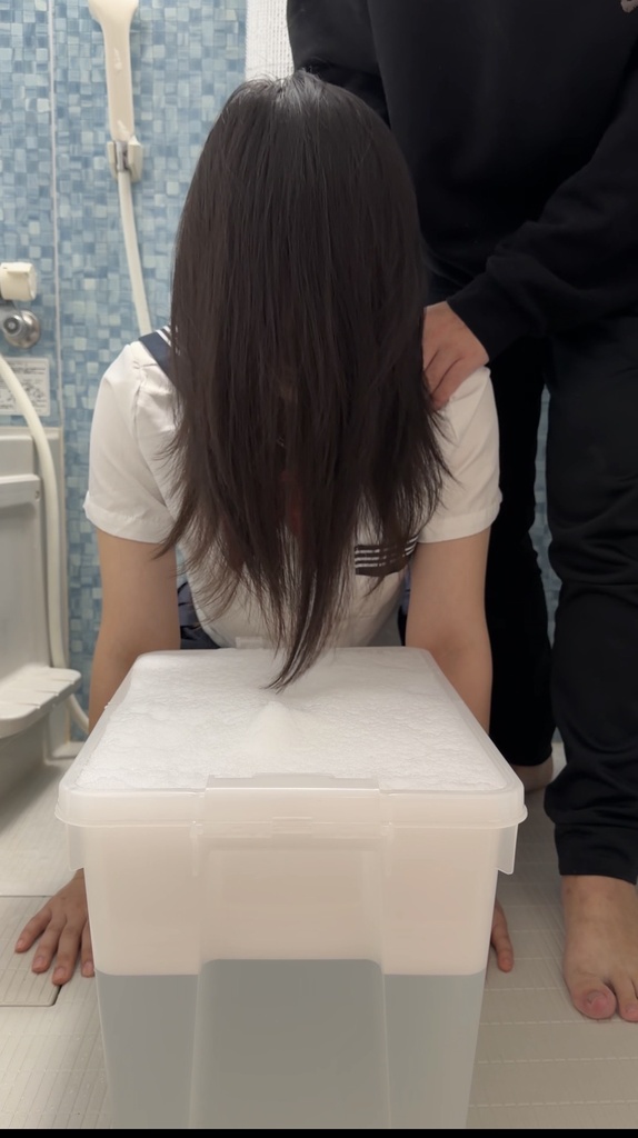乾いた髪のまま泡泡の水へ水責め（正面➕上アングル）10:57