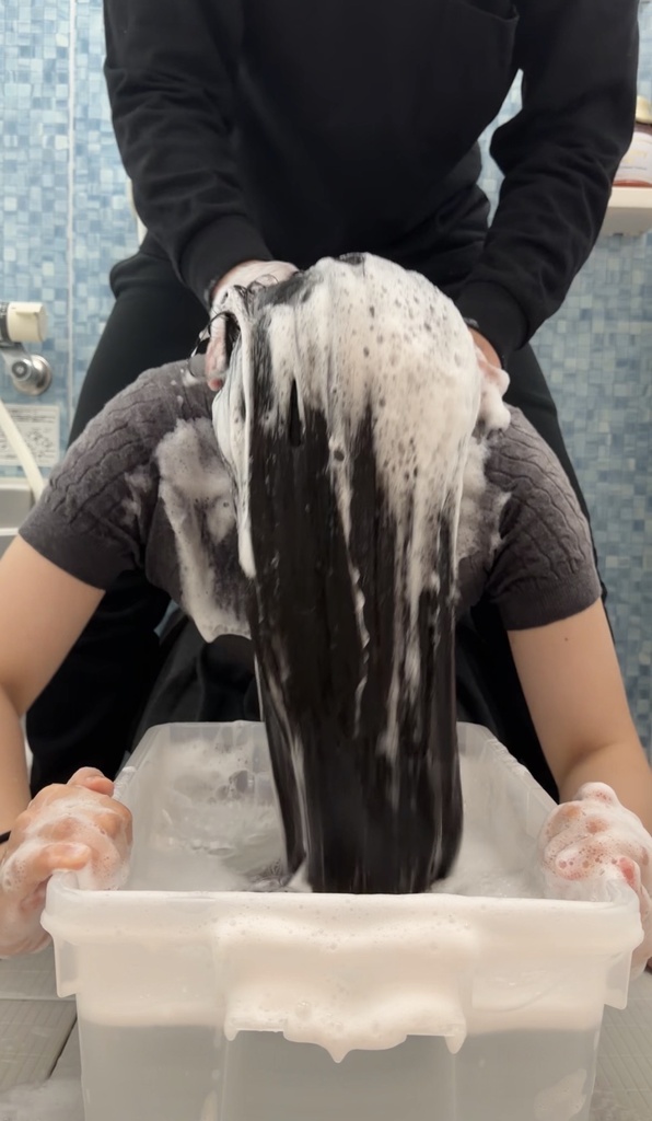 シャンプーを大量にかけて髪を洗った後に限界水責めしてみた（正面➕上アングル）15:47