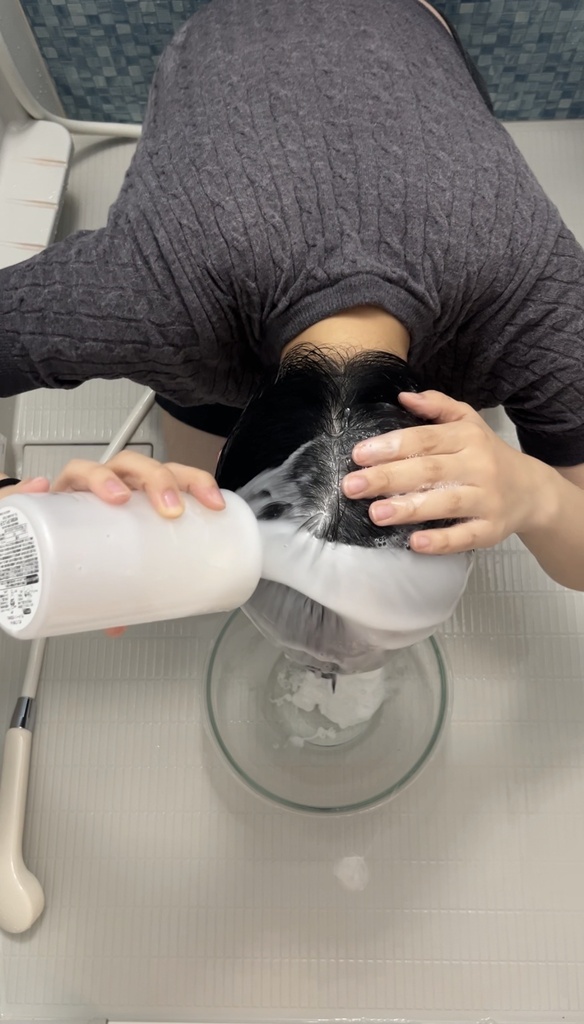 後輩ちゃんが頭にシャンプーをドバドバかけてボウルを使いながら髪を洗ってみた(上アングル)12:58