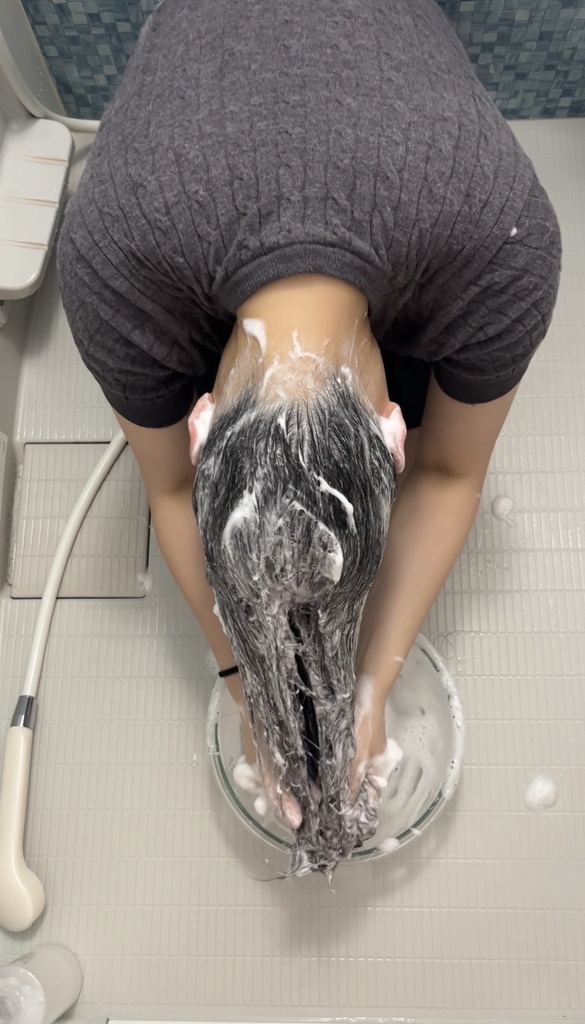 後輩ちゃんが頭にシャンプーをドバドバかけてボウルを使いながら髪を洗ってみた(正面➕上アングル)25:50