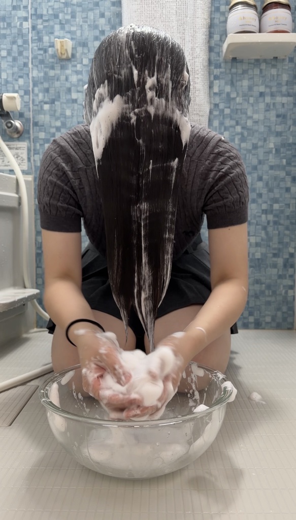 後輩ちゃんが頭にシャンプーをドバドバかけてボウルを使いながら髪を洗ってみた(正面➕上アングル)25:50