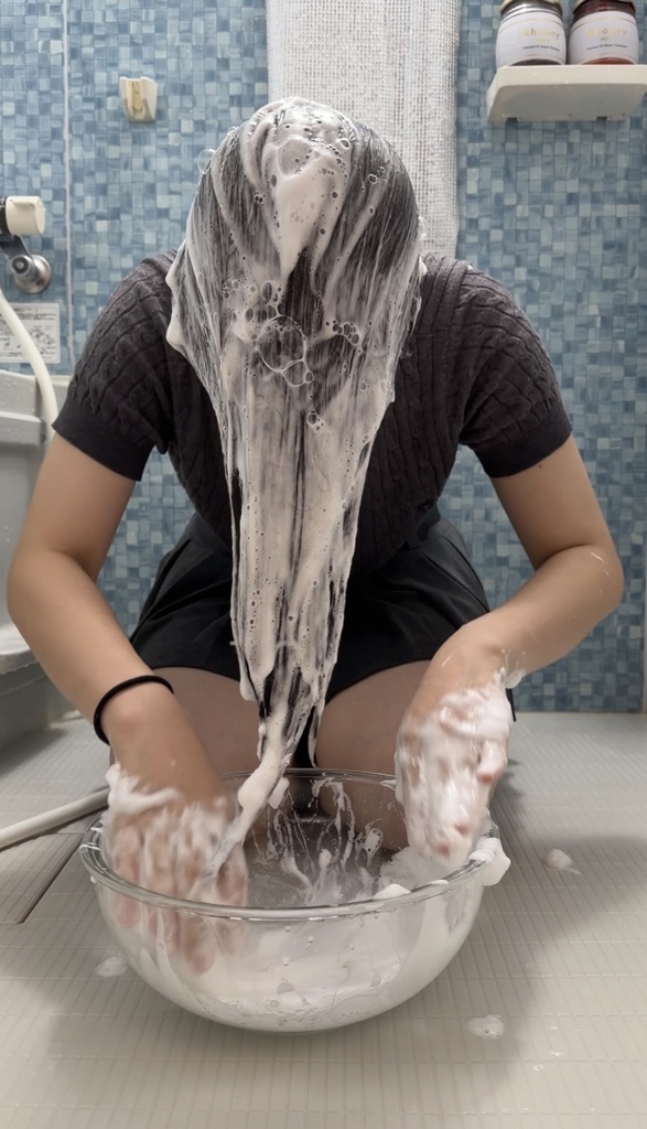 後輩ちゃんが頭にシャンプーをドバドバかけてボウルを使いながら髪を洗ってみた(正面➕上アングル)25:50