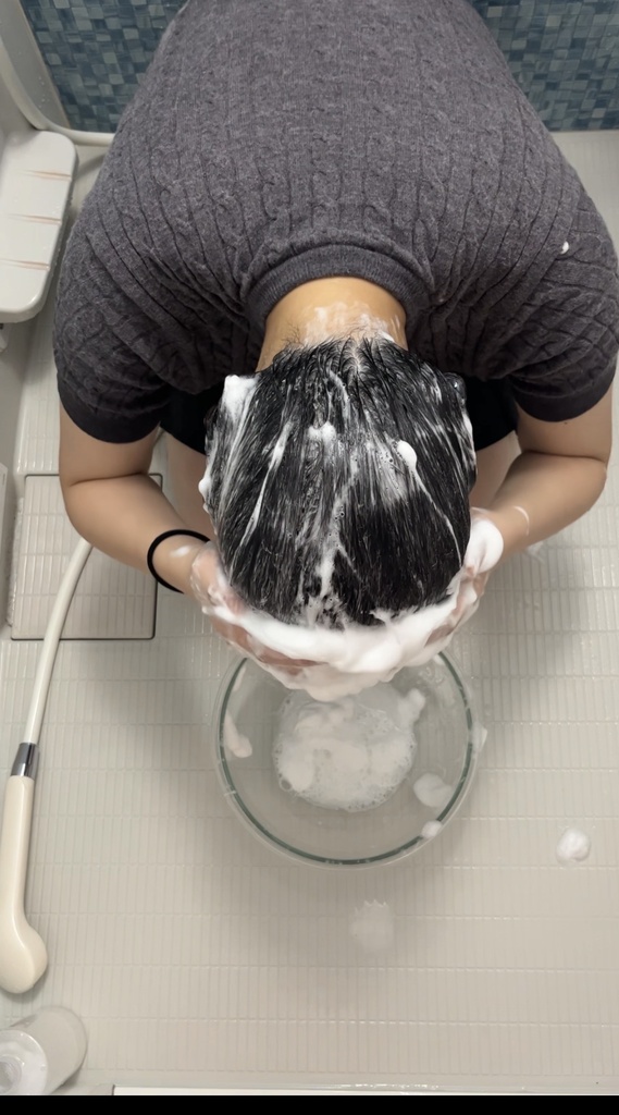 後輩ちゃんが頭にシャンプーをドバドバかけてボウルを使いながら髪を洗ってみた(正面➕上アングル)25:50