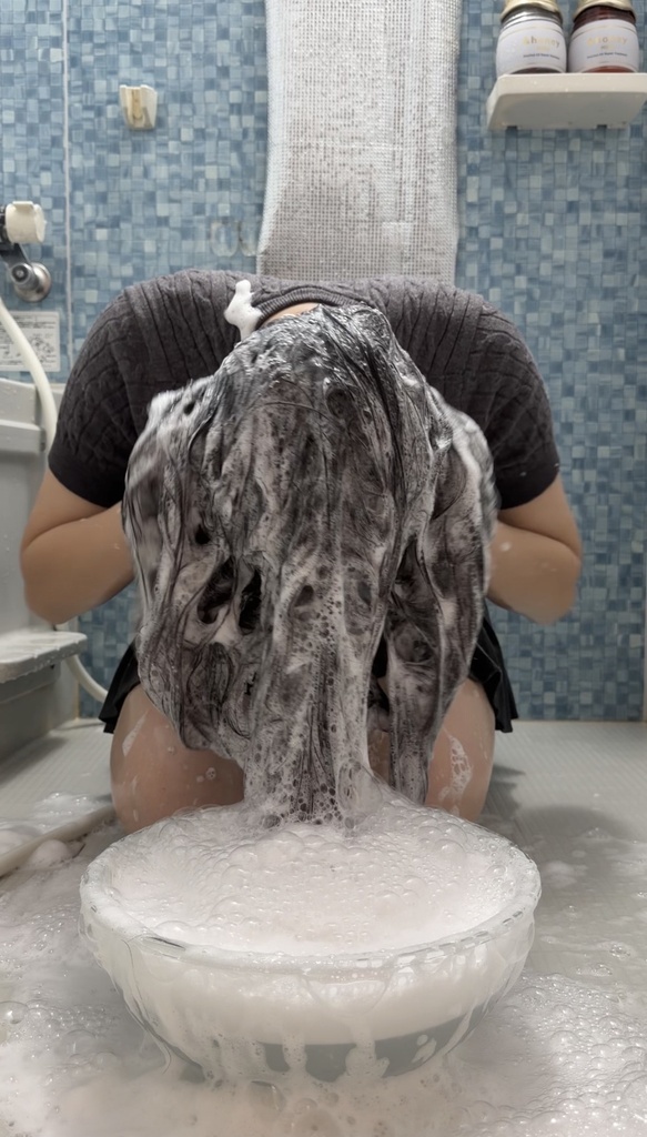 後輩ちゃんが頭にシャンプーをドバドバかけてボウルを使いながら髪を洗ってみた(正面➕上アングル)25:50
