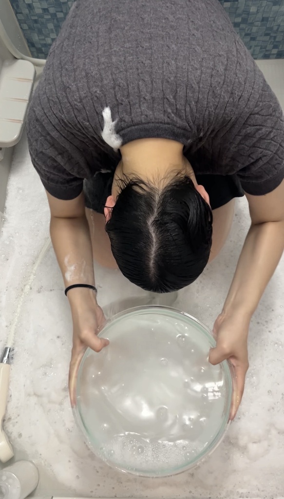 後輩ちゃんが頭にシャンプーをドバドバかけてボウルを使いながら髪を洗ってみた(正面➕上アングル)25:50