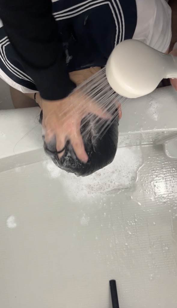 ふわふわ髪にセットした後輩ちゃんの髪をガッツリと2度洗いしてみた(正面+上アングル)18:02