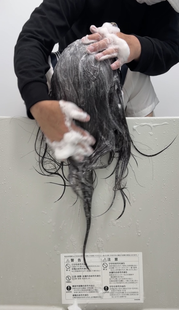 ふわふわ髪にセットした後輩ちゃんの髪をガッツリと2度洗いしてみた(正面+上アングル)18:02